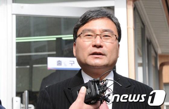 본문 이미지 - 민주통합당 이상직 의원(전주완산을)이 18일 선고공판 직후 법정을 나와 기자들과 인터뷰를 하고 있다. 이날 전주지법 제2형사부(재판장 김현석)는 이의원에게 벌금 90만원을 선고했다.2013.02.18/뉴스1 © News1 김대웅 기자