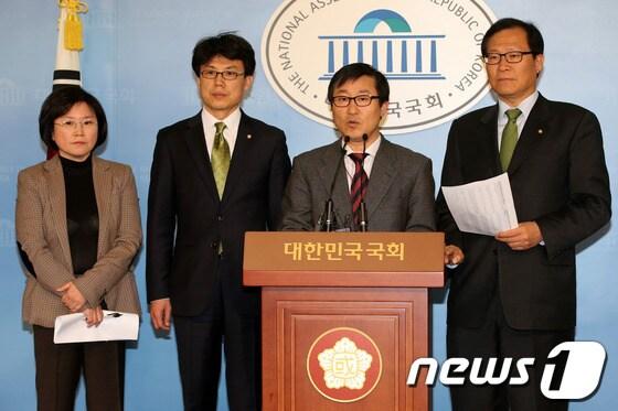 본문 이미지 - 민주통합당 국정원 불법선거운동 진상조사위 위원들이 18일 오후 국회 정론관에서 기자회견을 열고 