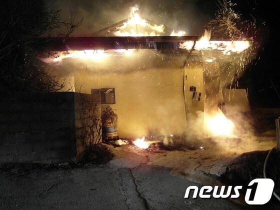 본문 이미지 - 18일 저녁 8시25분께 전남 완도군 군외면 영풍리 오모(80)씨의 집에서 불이 나 오씨와, 오씨의 부인 이모(67·여)씨, 셋째 아들(42) 등 모두 3명이 숨진채 발견됐다. 경찰은 이날 