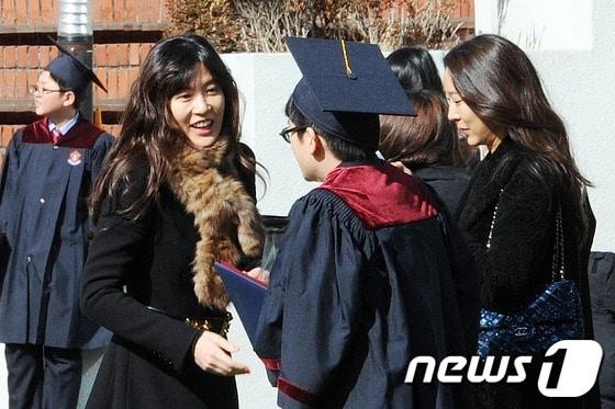 본문 이미지 - 임세령 대상 상무가 지난 2월19일 오전 서울 강북구 영훈초등학교에서 열린 아들의 졸업식에 참석해 축하하고 있다./뉴스1 © News1 허경 기자