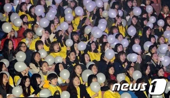 본문 이미지 - 지난해 2월 서울 잠실실내체육관에서 열린 숙명여대 2013학년도 입학식에서 신입생들이 공연을 보며 즐거워하고 있다. © News1 허경 기자