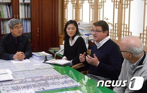 본문 이미지 - 20일 오후 3시 30분 순천시를 방문한 코스트코 아시아담당 이사 브라이언 웰런씨가 서복남 부시장과 대화를 나누고 있다© News1 서순규기자