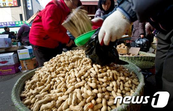 본문 이미지 - 서울 청량리 경동시장에서 시민들이 대보름 부럼인 땅콩을 구매하고 있다. (서울=뉴스1) 이명근 기자 ⓒ News1