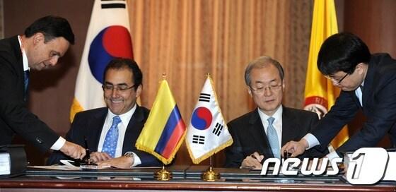 본문 이미지 - 지난 2013년 2월21일 한국과 콜롬비아 양국 관계자가 한·콜롬비아 FTA 서명을 하고 있는 모습../뉴스1ⓒ News1