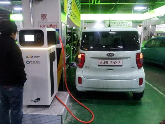 본문 이미지 - 롯데마트 주엽점에 설치된 전기자동차 충전소. © News1 