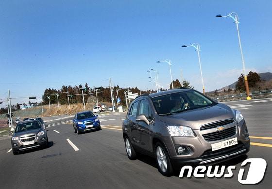 본문 이미지 - 한국지엠, 쉐보레 트랙스 주행모습(사진제공=한국지엠)© News1  