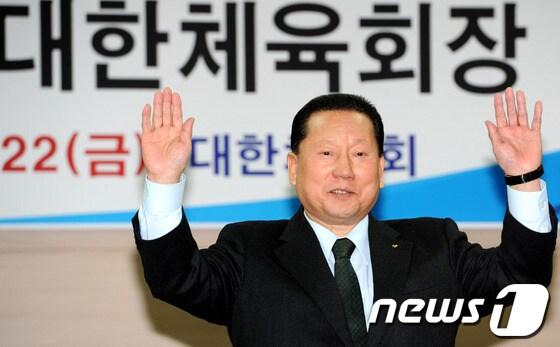 본문 이미지 - 제38대 대한체육회장으로 선출된 김정행 신임회장이 22일 오후 서울 송파구 올림픽파크텔에서 열린 2013 대한체육회(KOC) 정기대의원총회 후 기자회견에서 손을 흔들고 있다. 2013.2.22/뉴스1 © News1   안은나 기자