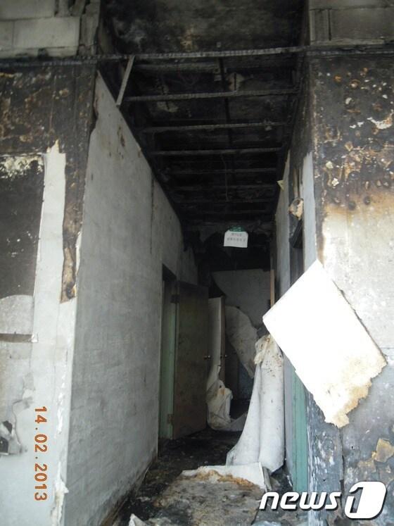 본문 이미지 - 군산 개복동 성매매 화재 참사현장 건물 내부 모습. © News1  