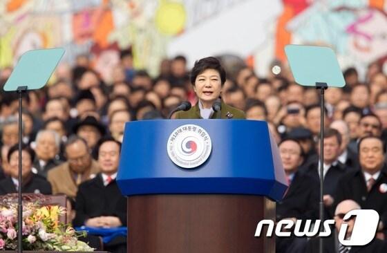 본문 이미지 - 박근혜 대통령이 25일 서울 여의도 국회의사당 광장에서 열린 제18대 대통령 취임식에서 취임사를 하고 있다. 2013.2.25/뉴스1 © News1 사진공동취재단