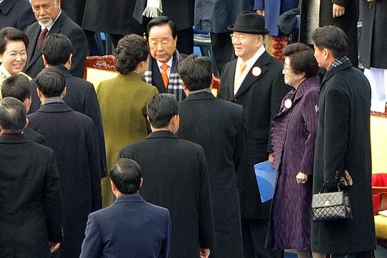 본문 이미지 - 2013년 2월 24일 18대 대통령 취임식에서 박근혜 대통령이 김영삼 전 대통령들과 인사나누고 있다. 그 오른쪽엔  전두환 전 대통령, 고 김대중 전 대통령의 부인 이희호 여사. ⓒ뉴스1