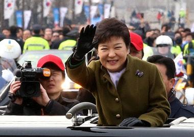 본문 이미지 - 박근혜 제18대 대통령이 25일 서울 여의도 국회의사당에서 취임식을 마친 후 시민들을 향해 손을 흔들고 있다. 2013.2.25/뉴스1 © News1   사진공동취재단