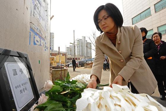 본문 이미지 - 전북 군산 개복동 성매매 업소 화재 참사 현장 철거를 하루 앞둔 25일 전국 여성단체 회원들이 화재 현장 앞에서 위령제를 치르고 있다. 군산 개복동 유흥주점 화재 참사는 2002년 1월 19일 성매매업소 내에 전기 합선으로 불이나 건물에 있던 여종업원 14명과 지배인 1명 등 15명이 숨진 사건이다.2013.02.25/뉴스1 © News1   김대웅 기자