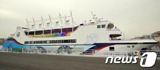 본문 이미지 - 울산 남구 장생포항에 입항한 크루즈 고래바다여행선. 4월 6일부터 고래관광을 위해 취항할 예정이다. 2013.2.26/뉴스1    © News1   노화정 기자 