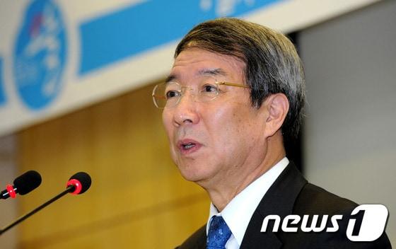 본문 이미지 -                                                 정운찬 전 국무총리. 2013.2.26/뉴스1 © News1 안은나 기자