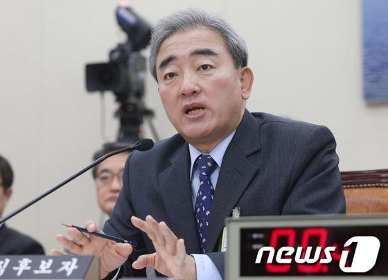 본문 이미지 - 유진룡 문화체육관광부 후보자가 27일 오전 서울 여의도 국회에서 열린 인사청문회에서 의원들의 질의에 답하고 있다. 2013.2.27/뉴스1 © News1 허경 기자