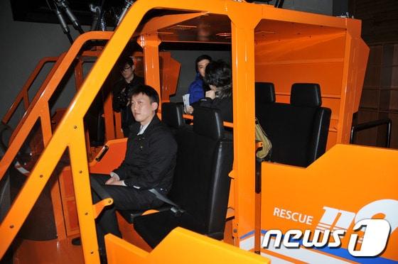 본문 이미지 - 서울 성북소방서는 26일 소방안전교육 컨텐츠 강화 및 교수기법 강화를 위해 강원도에 위치한 &#39;365 세이프타운&#39; 체험견학을 실시했다. &#40;성북소방서 제공&#41; 2013.2.27/뉴스1 © News1   김보영 