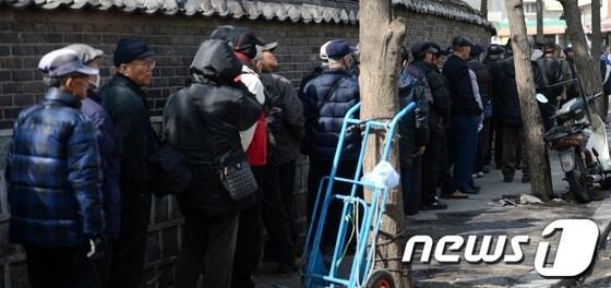 본문 이미지 - 서울 종로구 탑골공원에서 무료 급식을 기다리고 있는 노인들./뉴스1 © News1 손형주 기자
