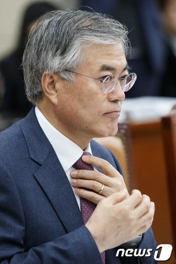 본문 이미지 - 문재인 민주통합당 의원이 27일 오후 서울 여의도 국회에서 열린 기획재정위원회 전체회의에 참석해 넥타이를 고쳐매고 있다. 2013.2.27/뉴스1 © News1 유승관 기자