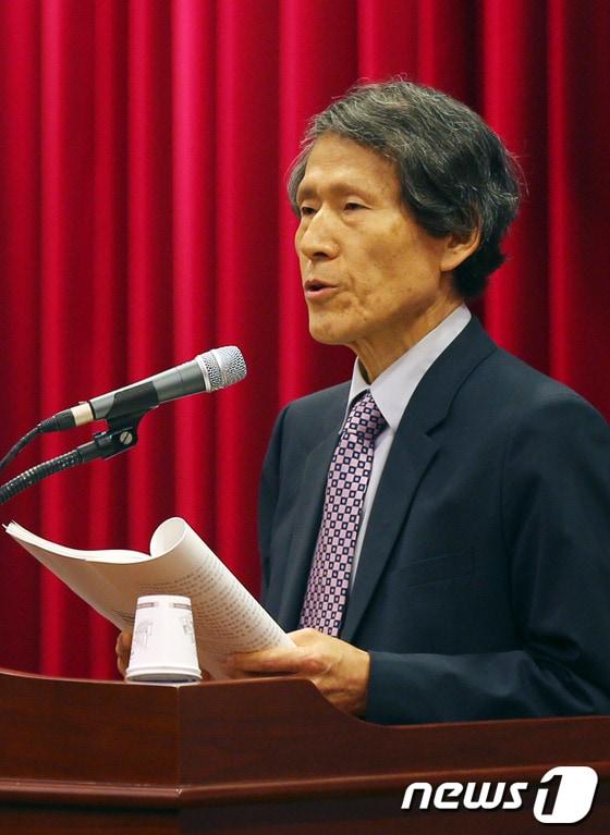 본문 이미지 - 민주통합당 한상진 대선평가위원장이 27일 오후 서울 여의도 국회도서관에서 열린 '민주통합당의 18대 대선 패배, 100년 정당의 길을 모색한다' 대선평가위원회·한국선거학회 공동토론회에서 개회사를 하고 있다. 2013.2.27/뉴스1 © News1 허경 기자
