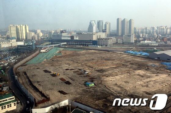 본문 이미지 - 지난해 9월부터 공사가 중단된 사업지인 용산역 철도정비창 부지 모습. 2013.2.27/뉴스1