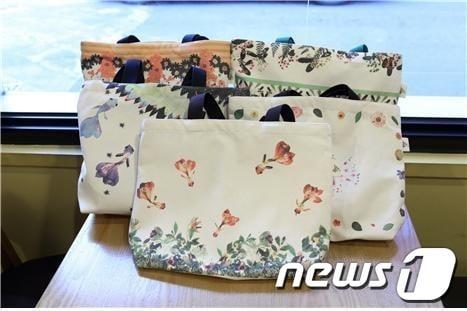 본문 이미지 - 희움에서 판매하는 '압화가방'. (고려대 제공) © News1 
