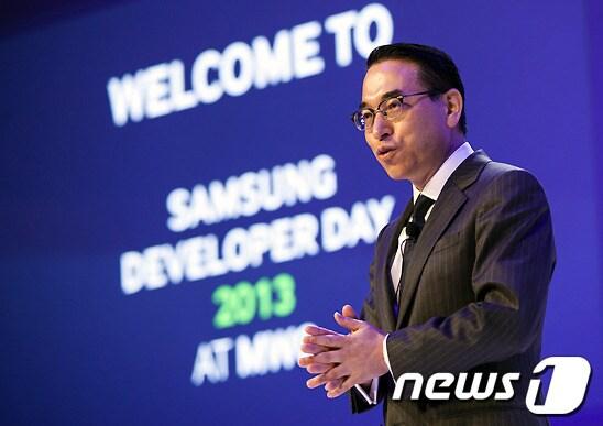 본문 이미지 - 삼성전자 미디어솔루션센터장 홍원표 사장이 2월 스페인 바르셀로나에서 열린 &#39;모바일 월드 콩그레스 2013&#39; 오프닝 키노트 연설을 하고 있다.&#40;삼성전자 제공&#41; 2013.2.28/뉴스1 © News1