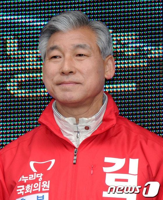 본문 이미지 - 지난해 4.11총선에서 유세차에 오른 새누리당 김근태 후보. © News1 이종덕 기자