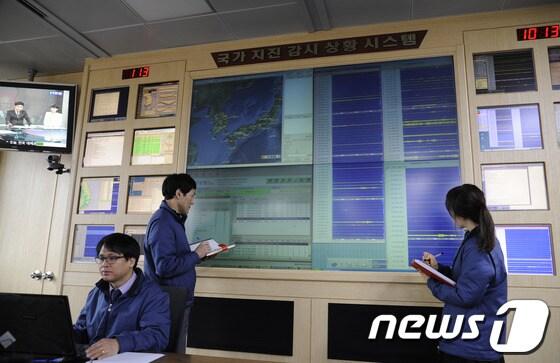 본문 이미지 - 기상청 국가지진센터에서 비상근무 중인 직원들이 모니터를 예의 주시하고 있다. (기상청 제공) © News1 
