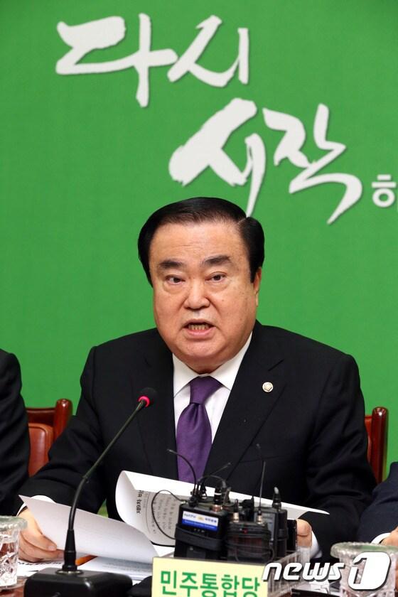 본문 이미지 - 민주통합당 문희상 비대위원장이 4일 오전 국회에서 열린 비상대책위원회의에 참석해 2월 임시국회에서의 정부조직법 개정, 국무위원 인사청문회와 관련, 