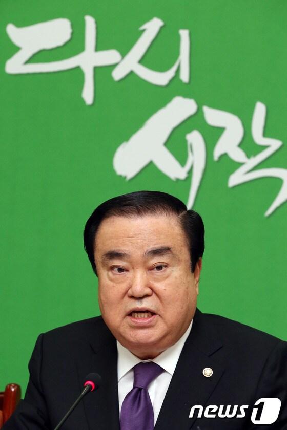 본문 이미지 - 민주통합당 문희상 비대위원장이 4일 오전 국회에서 열린 비상대책위원회의에 참석해 2월 임시국회에서의 정부조직법 개정, 국무위원 인사청문회와 관련, 