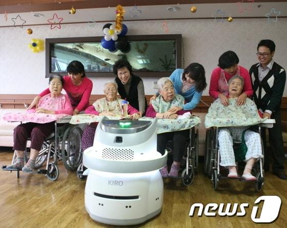 본문 이미지 - 경주시립노인전문간호센터에 첫 배치된 간호로봇 'KIRO-M5'/사진제공=경주시© News1 