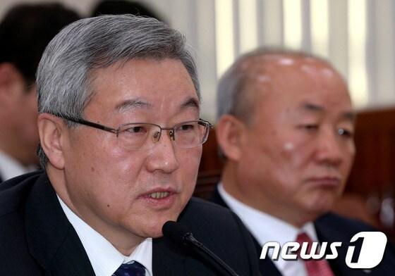본문 이미지 - 김성환 외교통상부 장관이 4일 서울 여의도 국회에서 열린 외교통상통일위원회의 외교통상부와 통일부의 현안보고를 위한 전체회의에서 의원들의 질의에 답하고 있다. 2013.2.4/뉴스1 © News1 박정호 기자