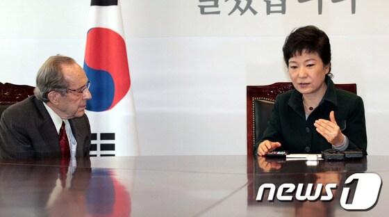 본문 이미지 - 4일 박근혜 대통령 당선인이 서울 통의동 당선인 접견실에서 윌리엄 페리 전 미 국방장관 일행을 접견하고 있다.2013.2.4/뉴스1 © News1 인수위사진기자단 