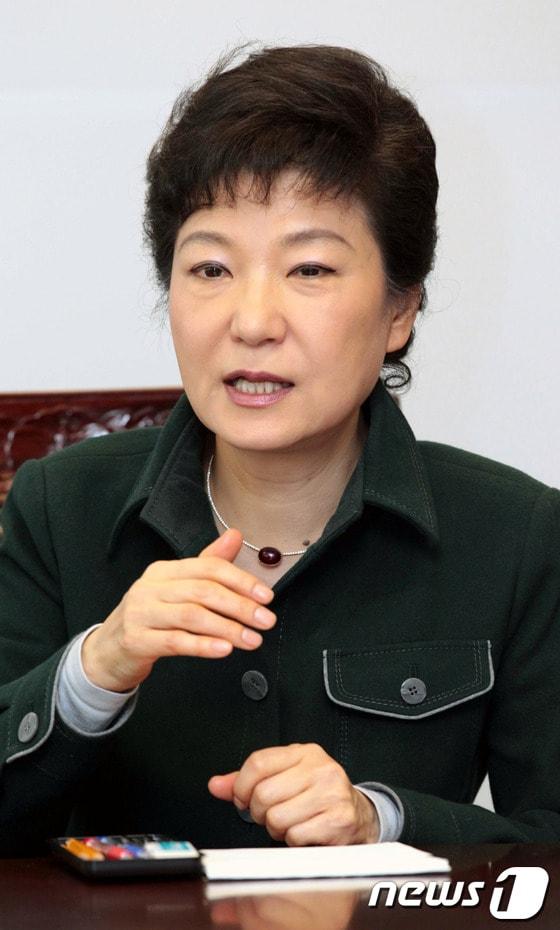 본문 이미지 - 박근혜 대통령 당선인이 4일 서울 통의동 당선인 접견실에서 이한구 새누리당 원내대표 등 방미정책특사단을 접견하고 있다. 2013.2.4/뉴스1 © News1 인수위사진기자단