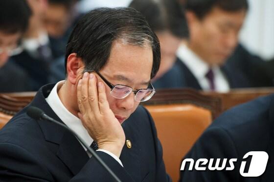 본문 이미지 - 김기용 경찰청장이 4일 오후 서울 여의도 국회에서 열린 행정안전위원회 전체회의에서 대선 개입 의혹 국정원 여직원 수사와 관련 의원들의 질문에 곤혹스런 표정을 짓고 있다. 2013.2.4/뉴스1 © News1 유승관 기자