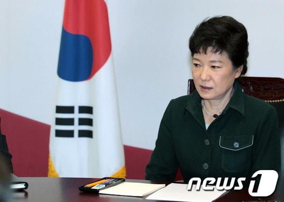 본문 이미지 - 박근혜 대통령 당선인이 4일 서울 통의동 당선인 접견실에서 인수위 외교 통일 국방분과 김장수 외교국방통일분과 간사, 윤병세 외교국방통일 위원 등과 북핵 관련 특별보고를 받고 있다. 2013.2.4/뉴스1 © News1 인수위사진기자단