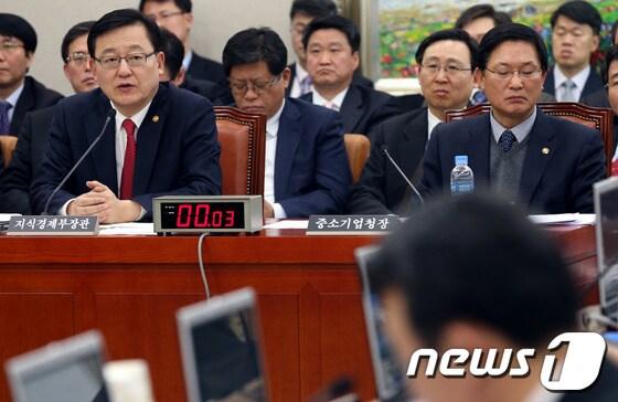 본문 이미지 - 홍석우 지식경제부장관(왼쪽)이 5일 오전 국회에서 열린 지식경제위원회 전체회의에 출석해 의원들의 질의에 답하고 있다.2013.2.5/뉴스1 © News1 이광호 기자