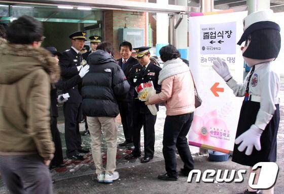 본문 이미지 - 지난해 2월 경찰이 건전한 졸업식 문화 조성으로 일탈로 이어지는 범죄행위를 예방하기 위한 홍보활동을 하고 있다. /뉴스1 © News1 