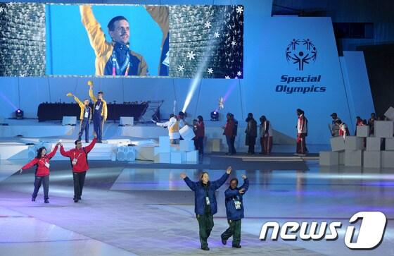본문 이미지 - 5일 오후 강원도 평창군 용평돔에서 열린 2013평창스페셜올림픽 세계대회 폐막식에서 각국 선수와 코치 대표가 입장을 하고 있다. 2013.2.5/뉴스1 © News1 박세연 기자