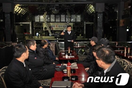 본문 이미지 - 부산 사하소방서 관계자가 나이트클럽에서 소방안전교육을 하고 있다.(사하소방서 제공)© News1 