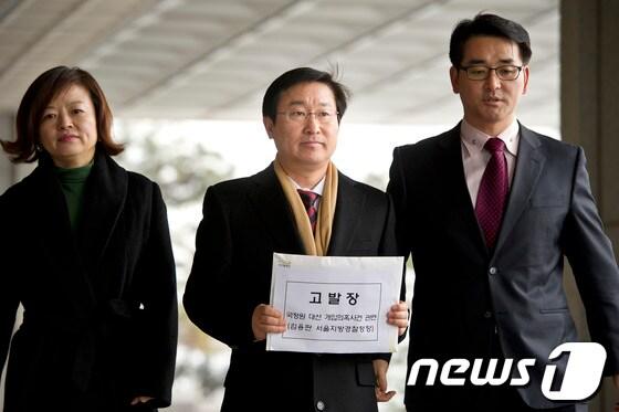 본문 이미지 - 민주통합당 박범계 의원 등이 6일 서울중앙지검에서 국정원 대선 개입 의혹사건과 관련해 김용판 서울지방경찰청장에 대한 고발장을 접수하고 있다. 2013.2.6/뉴스1 © News1 이명근 기자