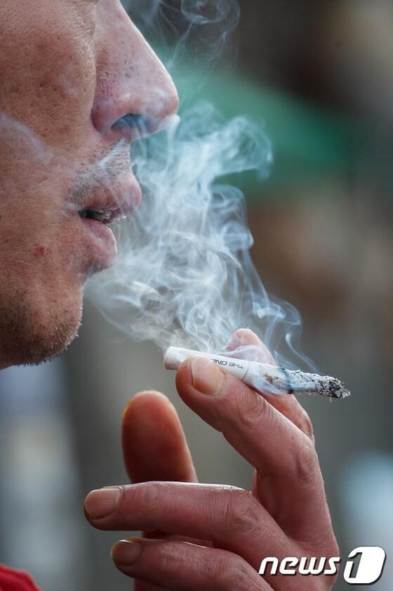 본문 이미지 - 박근혜 정부의 복지재원 마련을 위해 추가적 세수 확보가 절실해지면서 &#39;담뱃값&#39; 인상론이 달아오르고 있다. 담뱃값은 지난 2005년에 한 차례 인상된 이후 지금까지 인상된 적이 없는데다 보건복지부가 흡연율 감소를 위해 인상을 오래전부터 검토해와 올해 새정부 출범과 함께 가시화될 것으로 전망되고 있다. 복지부는 5일 열린 &#39;국민건강증진법&#39; 개정안 브리핑을 통해 