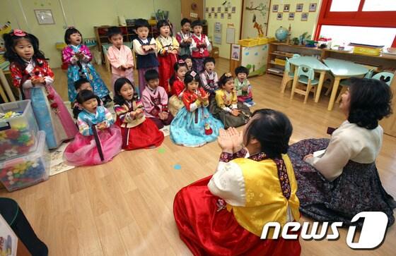 본문 이미지 - 민족 최대의 명절인 설을 앞두고 한 어린이집 원아들이 한복을 곱게 차려입고 세배 연습을 하고 있다. 뉴스1 © News1 
