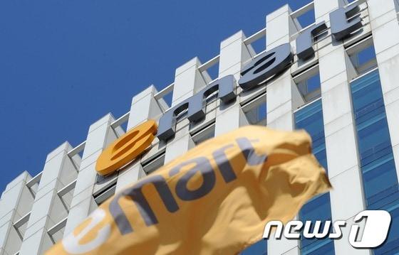 본문 이미지 - 전북 전주시가 에코시티에 들어서는 이마트는 대형마트가 아니라 준대형마트라고 밝혔다. 이마트 본사 건물. /뉴스1