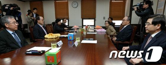 본문 이미지 - 지난 3월7일 오후 경기도 정부과천청사 법무부 대회의실에서 열린 1기 검찰총장후보추천위원회 첫 회의에서 정성진 위원장&#40;오른쪽 두번째&#41;과 위원들이 회의를 준비하고 있다. 당시 추천위 후보 추천을 거쳐 채동욱 검찰총장이 임명됐다. © News1 박정호 기자