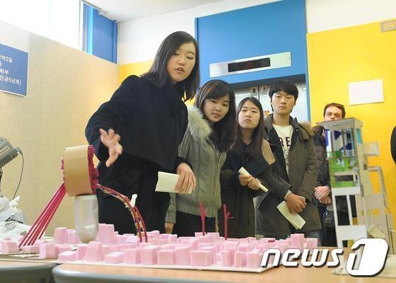 본문 이미지 - 조선대 건축학부 건축학전공 학생들이 2013국제건축디자인 영어캠프에서 건축에 인문학적 상상력을 불어넣는 작업을 하고 있다/사진제공=조선대© News1 