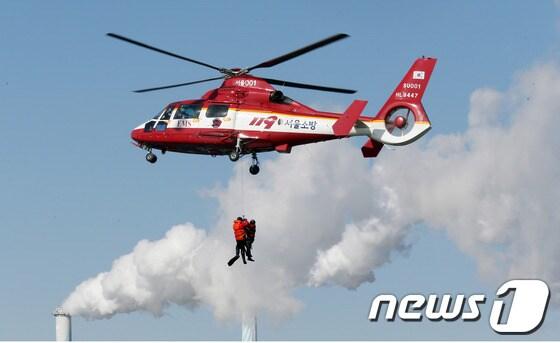 본문 이미지 - 서울시 119특수구조단 대원들이 서울 여의도 인근 한강에서 혹한기 수난사고 대비 인명구조훈련을 실시하고 있다. 2013.2.7/뉴스1 © News1 오대일 기자