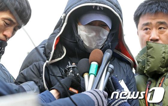 본문 이미지 - 전주시 송천동 일가족 존속살인 사건 현장검증이 실시된 7일 오후 가족을 살해한 아파트 현장에서 피의자 박모(25)씨가 범행 상황을 재현하고있다.(사진=공동취재단) 2013.02.07/뉴스1 © News1 김대웅 기자