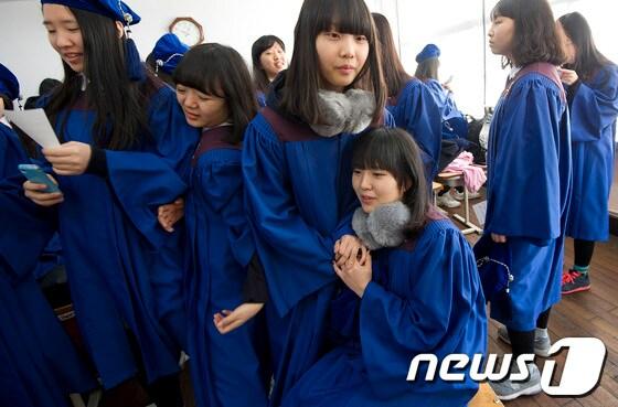 본문 이미지 - 지난해 일반고 배정통지서 배부일날 서울의 한 여자중학교에서 고등학교 진학을 앞둔 중3학생들이 배정표를 기다리며 기도를 하고 있다. / 뉴스1 © News1 이명근 기자