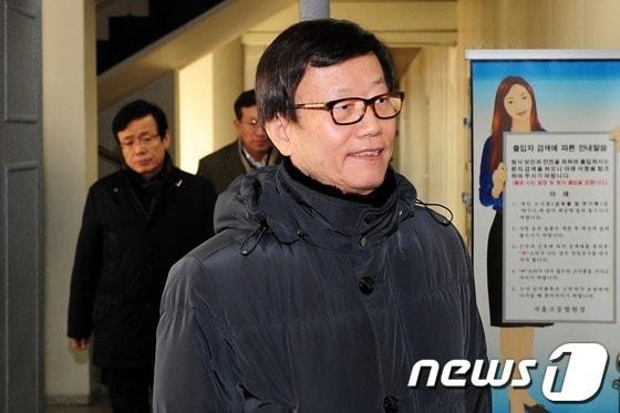 본문 이미지 - 새누리당 윤진식 의원이 8일 오후 선고공판을 마치고 서울중앙지법을 나서고 있다. 2013.2.8/뉴스1 © News1 한재호 기자